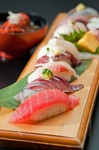 その日一番のネタは、身が引き締まっており、とろけるような食感と豊かな風味を楽しめる贅沢な一品です。