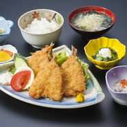 定番でありながら飽きない美味しさ！
外はカリッと香ばしく、中はふっくらとジューシーなアジの食感がたまりません。