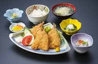 定番でありながら飽きない美味しさ！
外はカリッと香ばしく、中はふっくらとジューシーなアジの食感がたまりません。