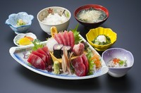 日本料理の中でも特に人気のあるメニューの一つです。
その魅力は、新鮮なマグロの旨みを存分に味わえること、
そして見た目も華やかで食欲をそそります。