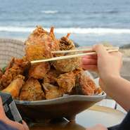 魚の一番うまい「頭、カマ、中落ち」などを特製のたれに絡めて揚げたデカ盛り料理の一つ。数々のテレビに紹介され「地元スター」として皆様に愛されています。限定５食