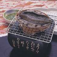 房州千倉産のあわびは料理人たちにとっては１級品と言われてます。
おどり焼きは最高の食べ方です。