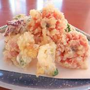 名物 花料理の一つ。キンセンカ、キンギョソウ、葉の花が入った天ぷらです。（1月～3月まで）