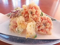 名物 花料理の一つ。キンセンカ、キンギョソウ、葉の花が入った天ぷらです。（1月～3月まで）