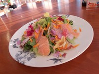 南房総千倉産「キンセンカ」「ストック」「菜の花」の3種類のエディブルフラワー（食用花）を使用。ここでしか食べられない料理のひとつです。