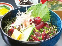 くじら肉は、赤身と脂身のバランスが良く、牛肉や豚肉とはまた違った、濃厚かつ上品な味わいが特徴です。噛むほどに旨みが広がり、飽きさせない美味しさです。