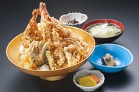 大きな海老が２本、さらに野菜天ぷらなど食べ応え抜群です。