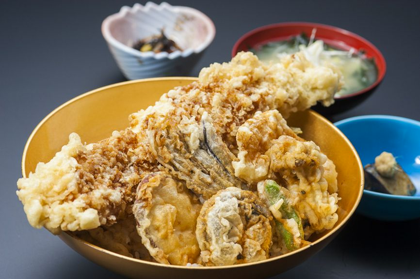 丼ぶりからはみ出すほど、大きなあなごを豪快にのせました。