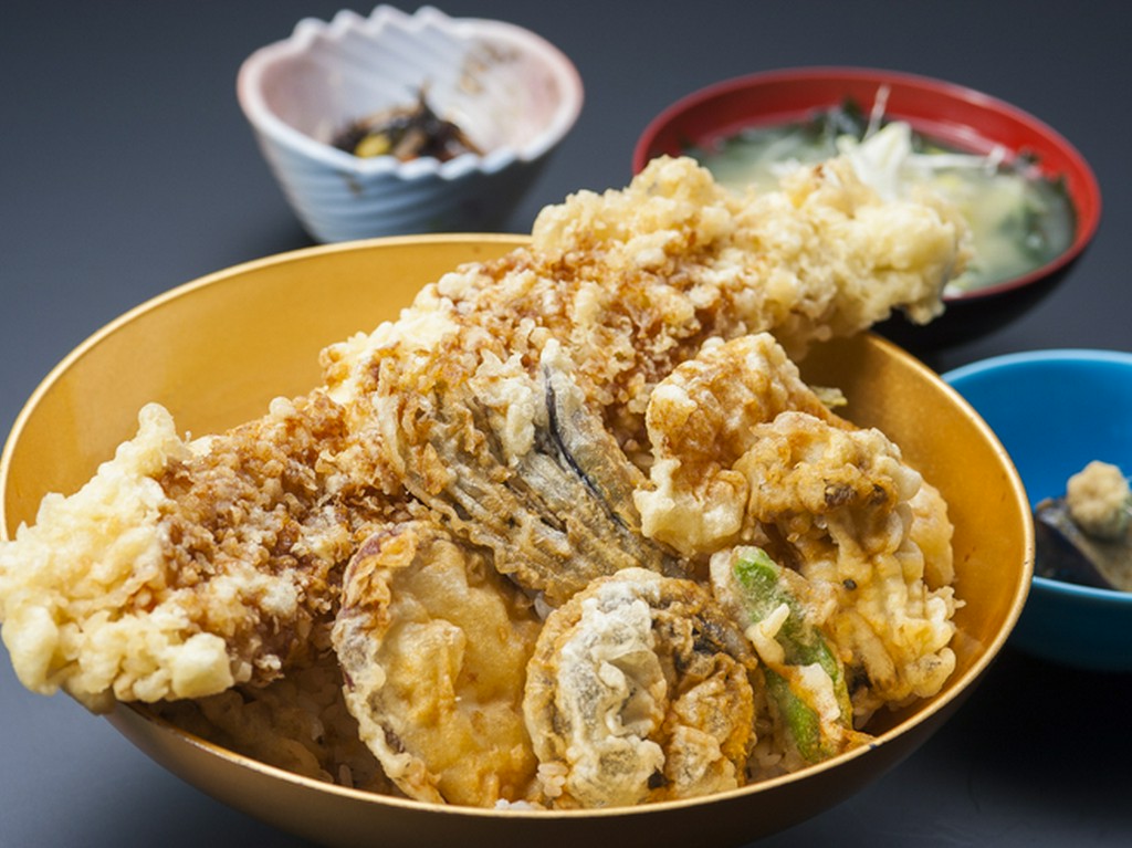 丼ぶりからはみ出すほど、大きなあなごを豪快にのせました。