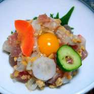 納豆にマグロの刺身や季節野菜やウズラの卵などえろえろあえた料理