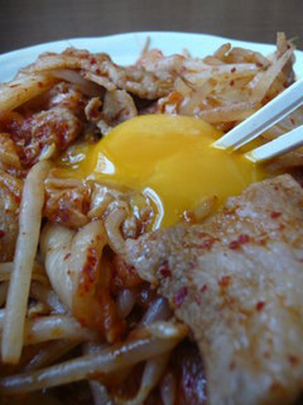 豚キムチ (卵黄付)…580円