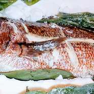 真鯛まるごと塩釜で封じ込め焼き上げました。
他店では味わえないお料理です。
鯛は1.2～1.5キロの大きさです