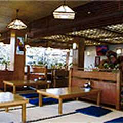 広々とした空間でいただく伝統の味