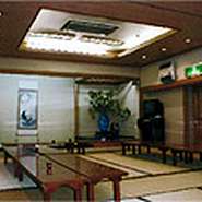 先代より受け継いだ伝統の味と老舗の看板を守り続けて130余年。自慢の鯉料理を含むコース料理がおすすめ。店内は開放的な雰囲気がただよう和の空間で、ゆっくりとお食事をいただける老舗です。宴会最大90名様個室OK