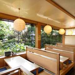 ゆったりくつろぎながら食事をお楽しみください