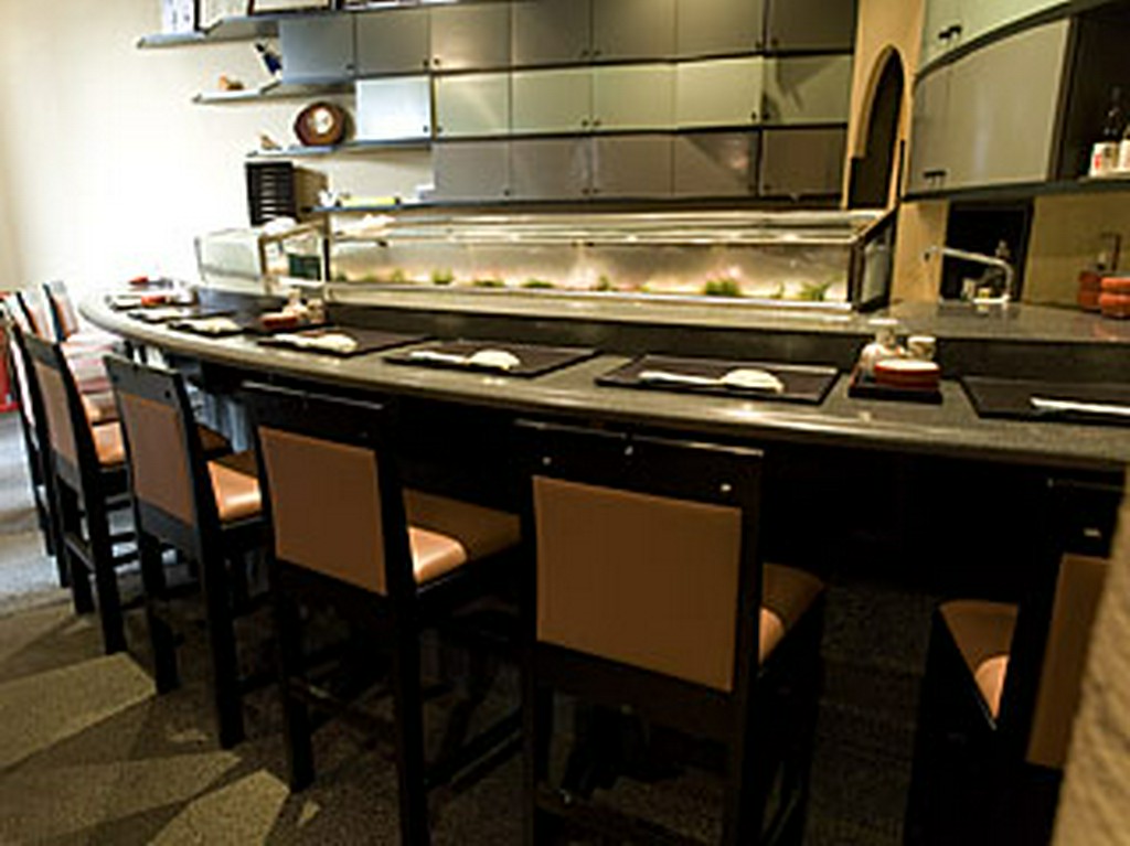 お一人でも気軽に立ち寄れるカウンター席ございます。