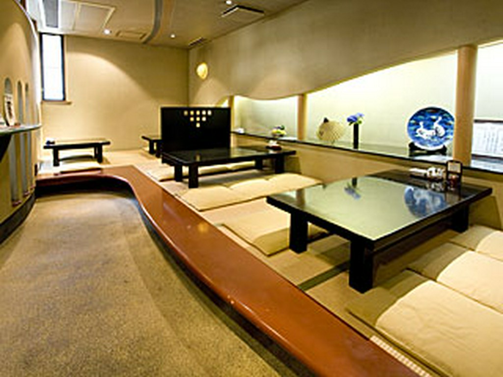 お座敷席でのんびりとお料理を楽しむことができます。