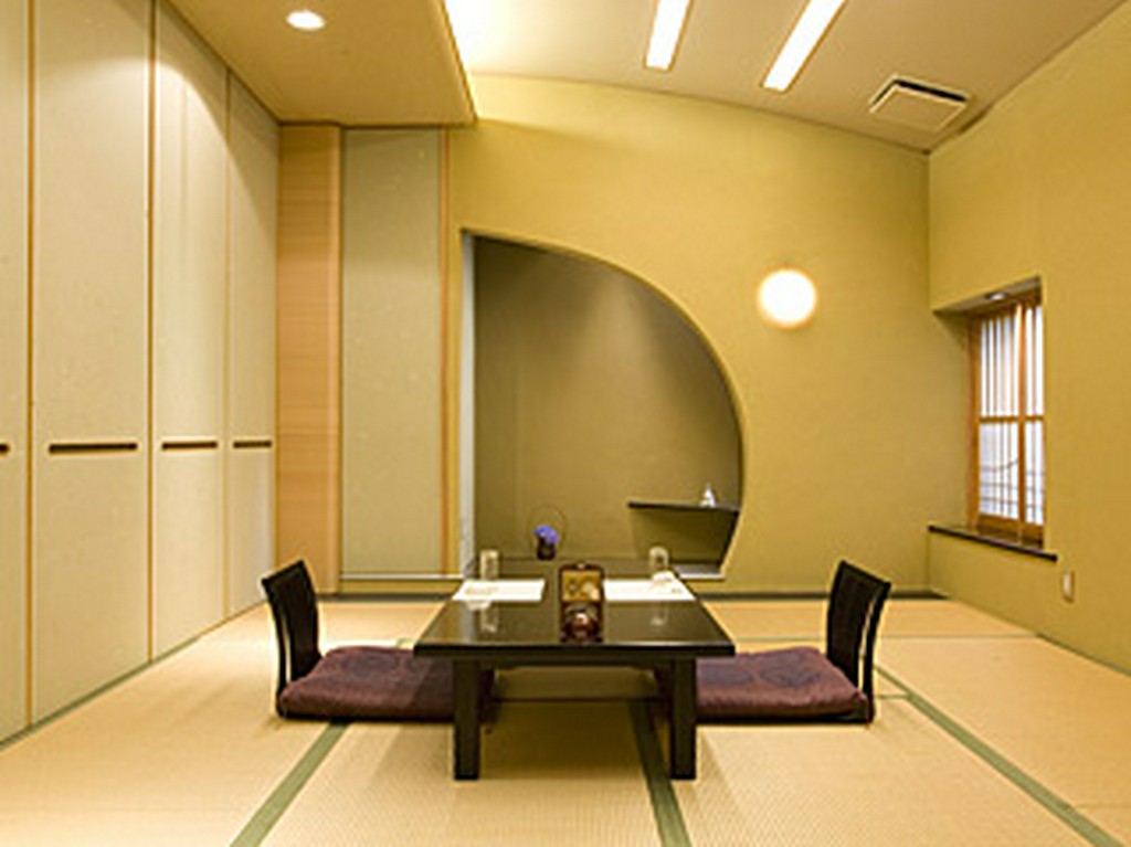 落ち着いて食事や会話が楽しめる個室もございます。