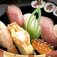 厳選された活きの良いネタで鮨の醍醐味を味わってください。