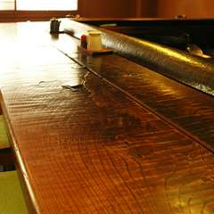 最近ではめずらしい一枚板のカウンター