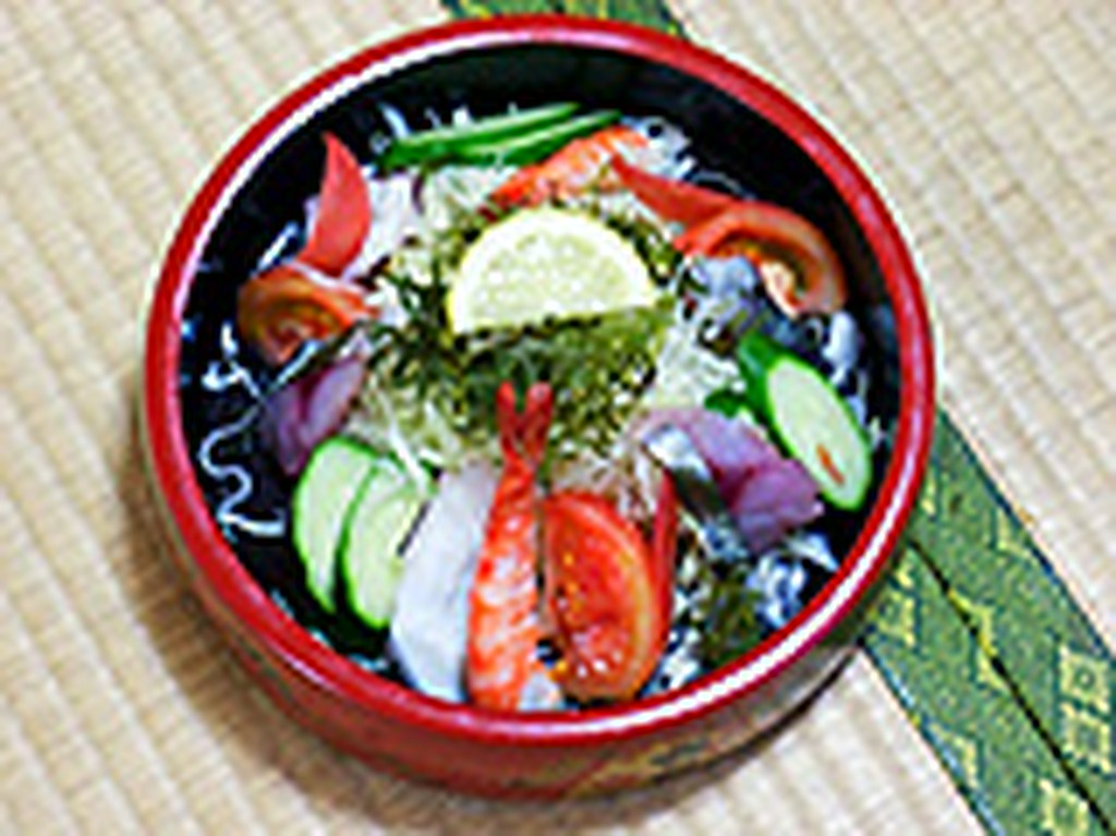 ボリュームたっぷり海鮮サラダ