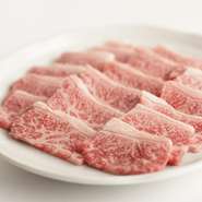 黒毛和牛カルビは最高峰のＡ5ランクを使用。
伝統のタレと上質の肉を是非味わって下さい。