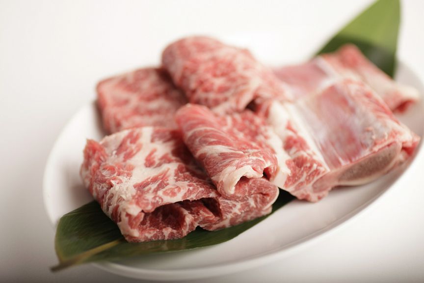 ボリューミーな骨つきカルビ