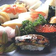トロ、ウニ、赤貝、あわび、生えび、いくら、ほっき、ほたて、ふかひれが入った当店メニューの“決定版”。

上記のほかに「本日のおすすめ」のネタからお好きなものを一品選び、全10貫をご賞味いただけます。