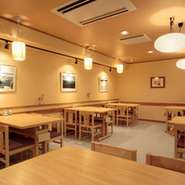 １階はカウンター、テーブル席と気取らずに入れる店づくりです。