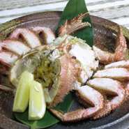北海道産の生きている毛蟹をご注文いただいてから蒸しあげます。
通常の毛蟹は茹でてあるものが大半ですが、蒸すことにより旨みをにがさず毛蟹の旨みを最大限にひきだします。