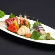 当日入荷の鮮魚を盛り合わせに致します。