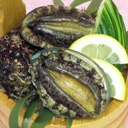 北海道産　蝦夷あわびを使用。
蝦夷あわびは、身がしまり、味が濃いのが特徴です。
大きさによって価格が変更になりますので係りの者にお尋ねください。
