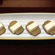 スモークされたたくあん、いぶりがっこと　クリームチーズの相性が抜群です。
