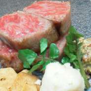 当日オススメの道内産和牛をご提供いたします。

100g　4,700円～
150g  6,500円