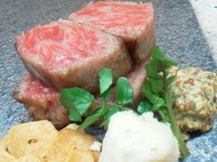 当日オススメの道内産和牛をご提供いたします。

100g　4,700円～
150g  6,500円