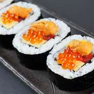 海鮮をふんだんに使い、うに、いくらも入ったスペシャル太巻きです。