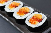 海鮮をふんだんに使い、うに、いくらも入ったスペシャル太巻きです。