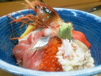 ぼたん蝦、うに、いくらなど、10種類の海鮮が入った生ちらしです。