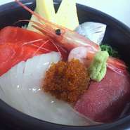 ボリュームたっぷりのどんぶりです。
