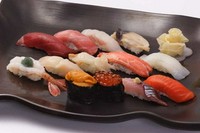 大トロ、ぼたん蝦、うに、いくらなど、、、特選ネタ１３貫のセットです。
