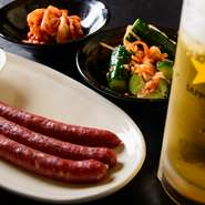 滑らかな舌触りと、ジューシーな肉汁は一度食べたらやみつきになります。
黒生、ハーフ＆ハーフもご用意しています。
キンキンに冷えたビールと上質なお肉で乾杯～。