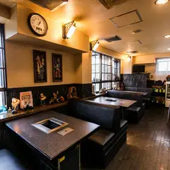 落ち着きある店内で気軽にお食事をお楽しみください