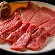 お肉は「道産牛の霜降り」を使ってます。
生肉を手切りしているので厚みがあって食べ応え抜群です。
