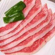 細長く薄切りにしたカルビを両面をサッと炙り、ポン酢で味わっていただきます。口の中に広がる脂身をポン酢がギュッと引き締めてくれる、しつこすぎず、いくらでも食べれる一品です。