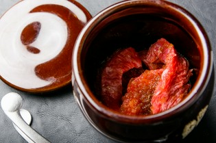 オリジナルのタレで味わうほど良くサシが入った『壷カルビ』