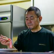 焼肉をもっとリーズナブルに食べていただきたいと自分で店を開き、A4ランクの肉を提供しています。お客様に美味しい焼肉を味わいながら楽しい時間を過ごしていただけるような心地よい空間づくりを心がけています。