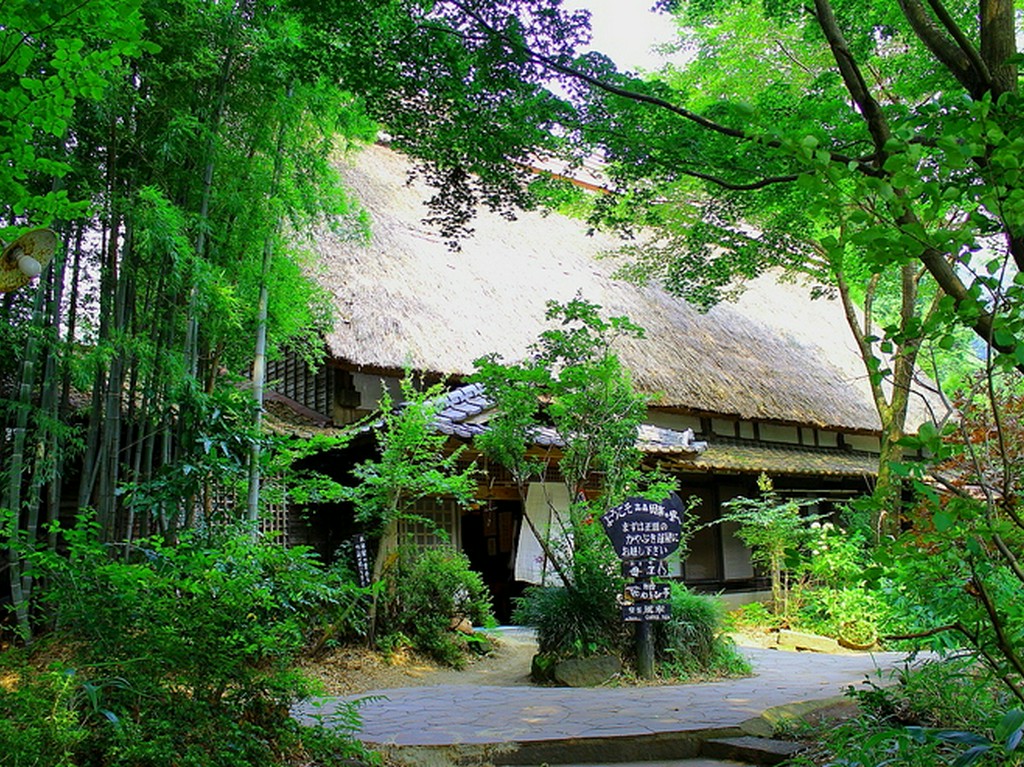 田楽の里で、雑木林に囲まれた閑静なかやぶき民家の店舗です！