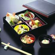 　　刺身、酢物、天ぷら、煮物、茶碗蒸し、吸物、ちらしご飯、香の物