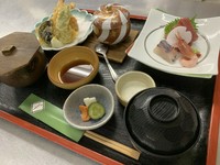 　　刺身、天ぷら盛合せ、茶碗蒸し、味噌汁、香の物、ご飯