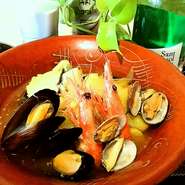 鱈、あさり、甘エビ、ムール貝のサフラン風味のスペイン版ブイヤベースです。